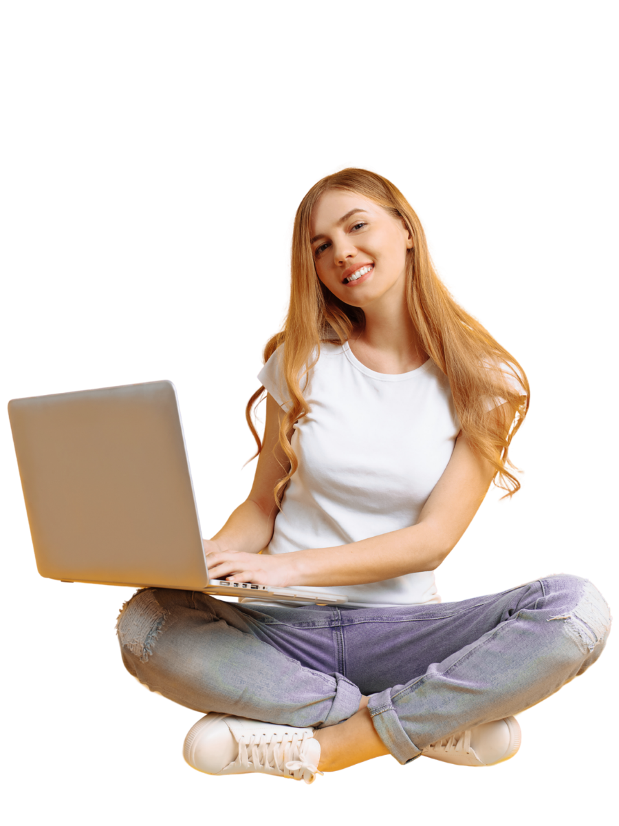 Diseñadora web profesional mostrando web en portátil
